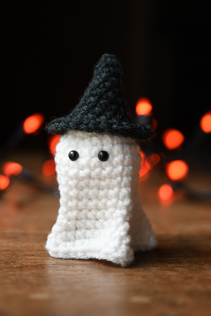 Taller crochet ghost wearing a witch hat