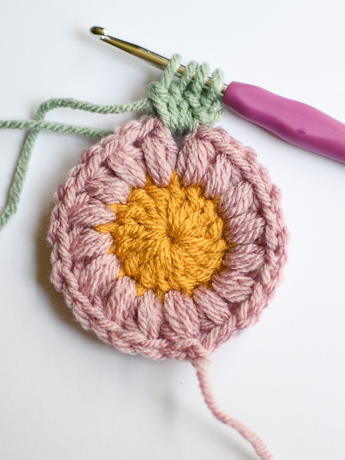 Create a partial cluster stitch with 4 loops on the hook to pull through