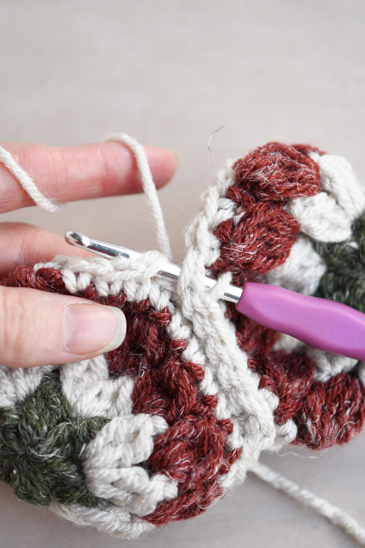 How to join the edges with slip stitches